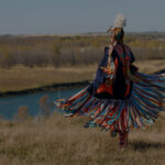Femme autotochtone dansant sur la prairie